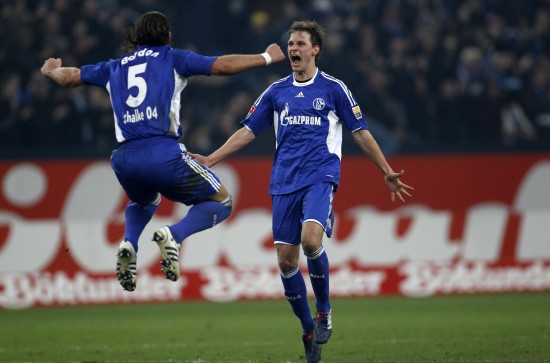 爱游戏-沙尔克完成成功逆转，球员庆祝胜利的简单介绍  第2张