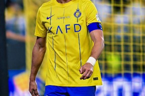 爱游戏-沙尔克完成成功逆转，球员庆祝胜利的简单介绍